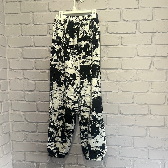 NEW Black and White Abstract Print Pants size L/XL - Picture 2 of 3